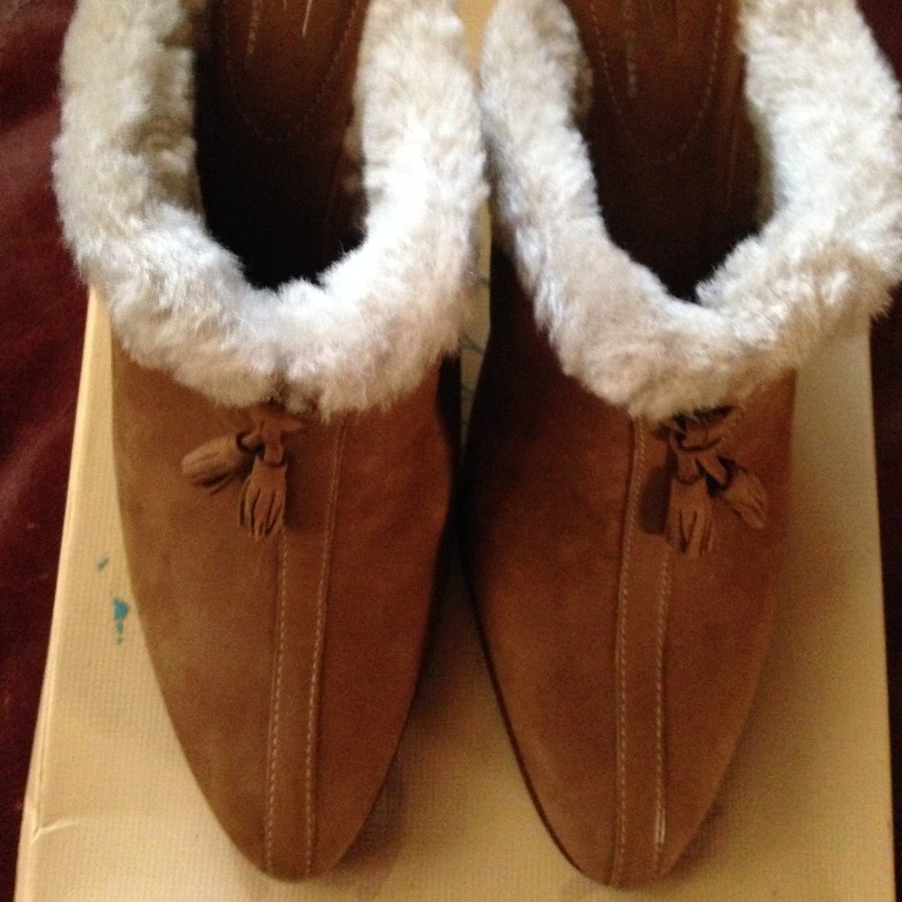 Arturo Chiang Fleece lined slide.